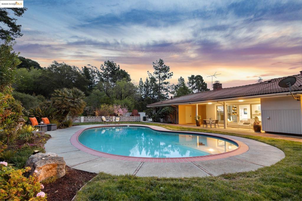 5484 Fernhoff Road Property Photo