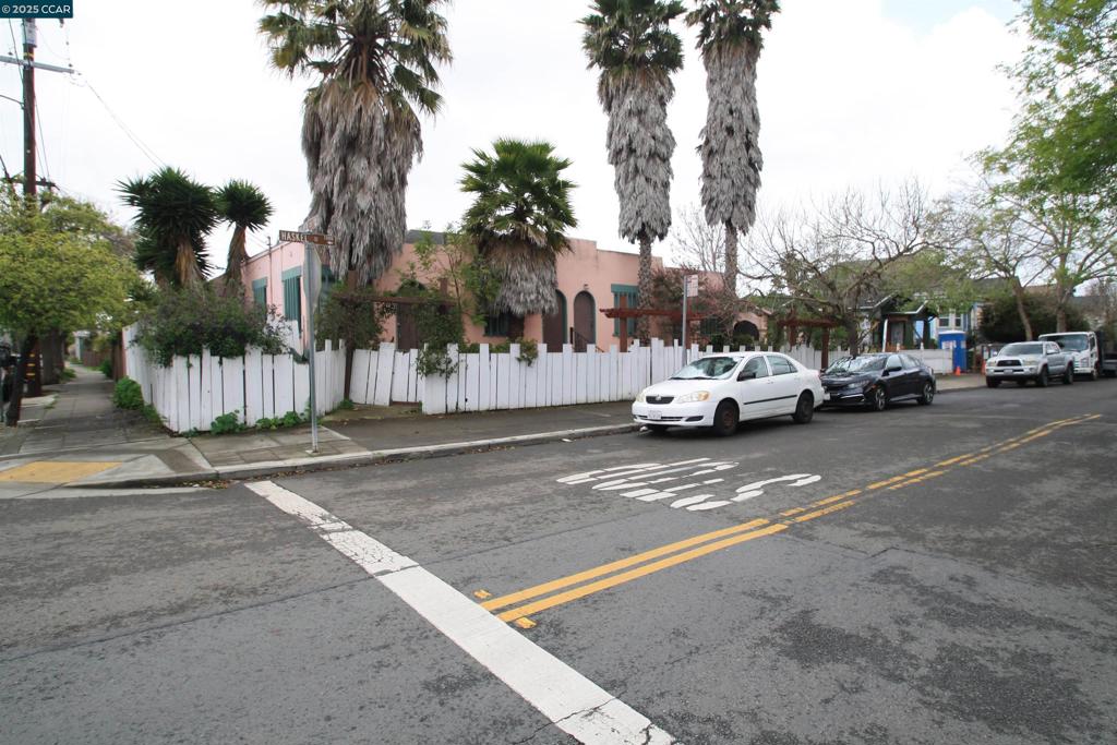 1252 Haskell St Property Photo 1