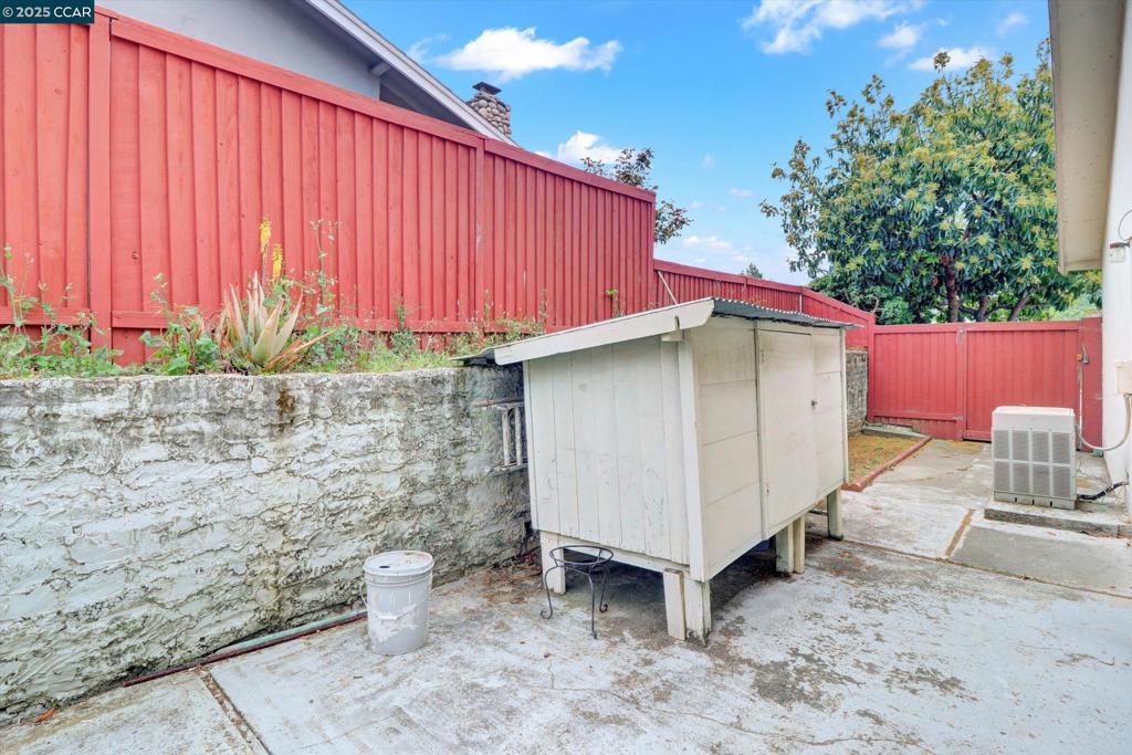 1200 Loyola Way Property Photo 14