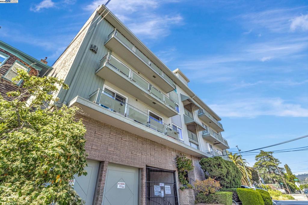 3877 Howe St 106