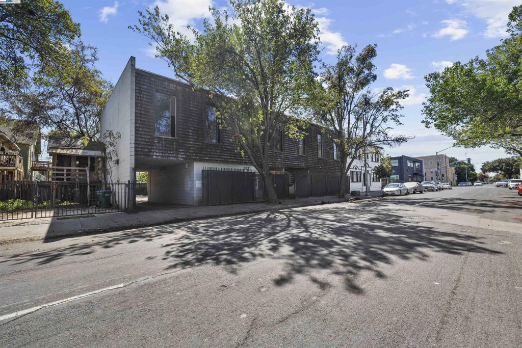 534 E Oak St Property Photo 1