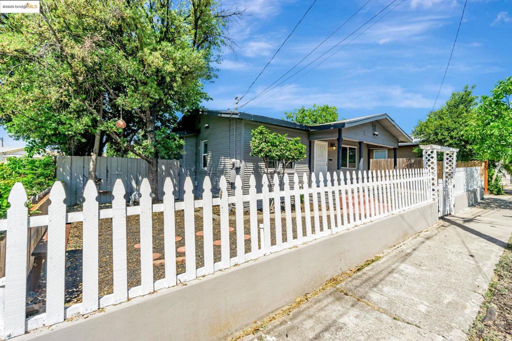 1112 W 6th St Property Photo 2