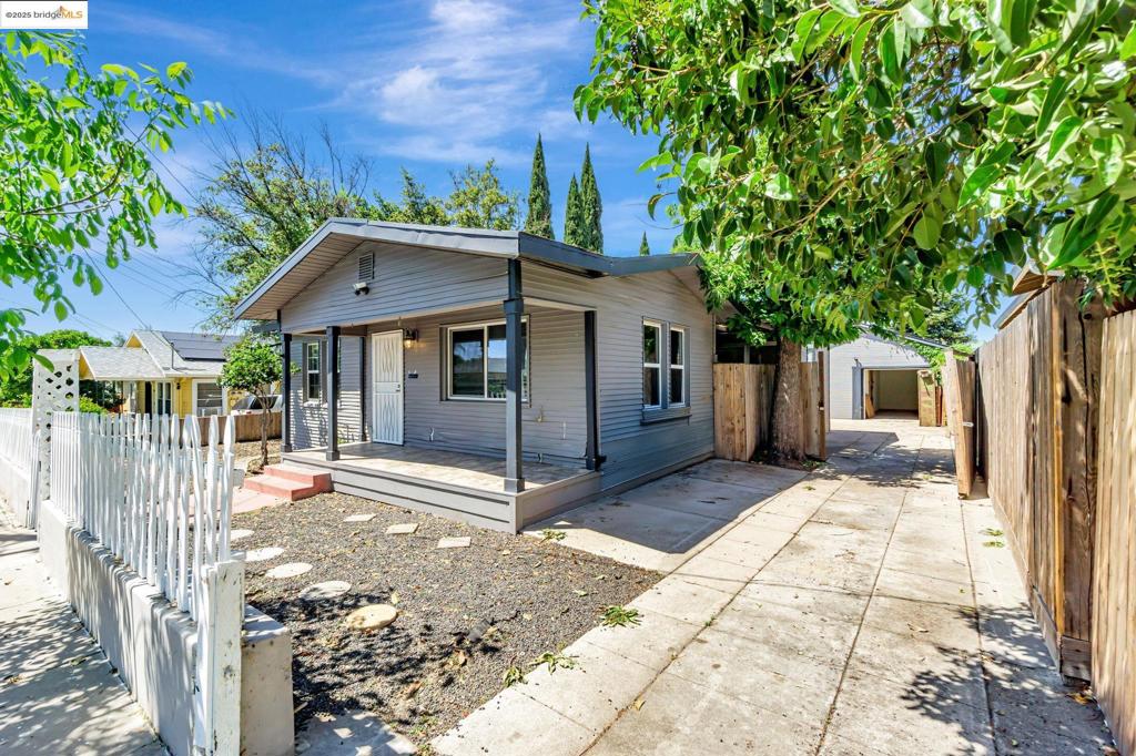 1112 W 6th St Property Photo 3