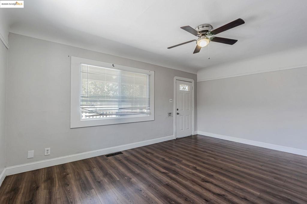 1112 W 6th St Property Photo 6