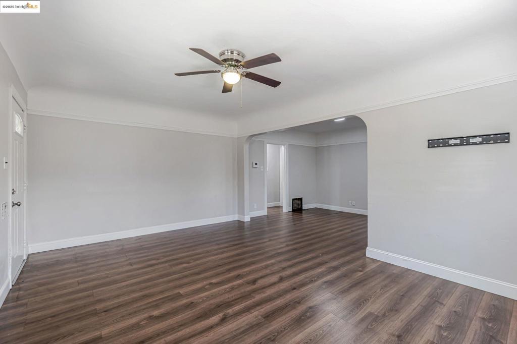 1112 W 6th St Property Photo 7