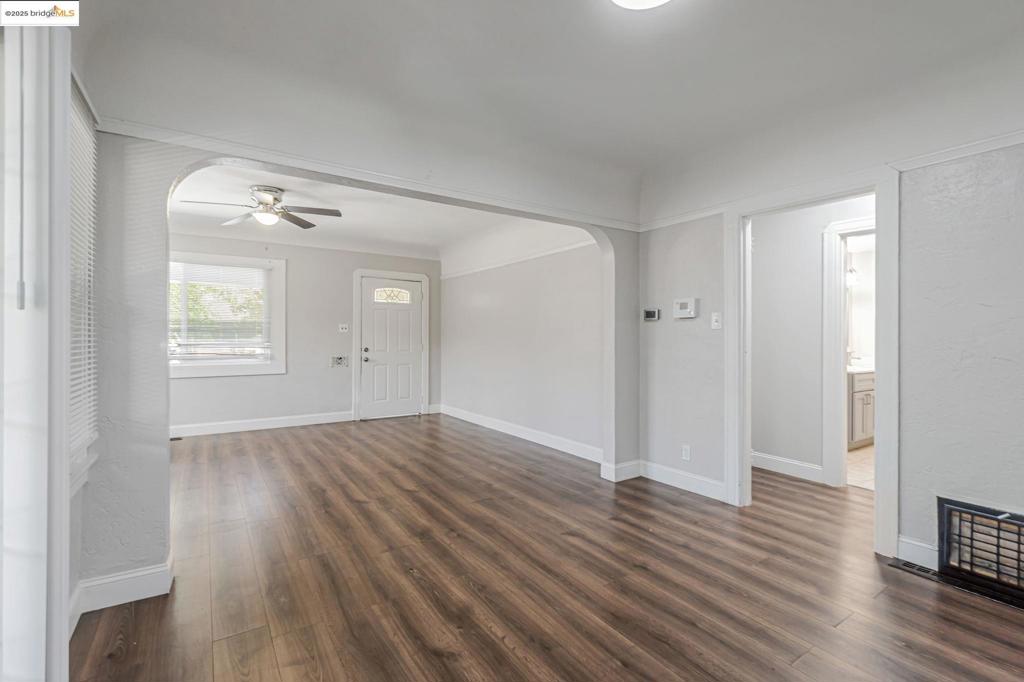 1112 W 6th St Property Photo 8