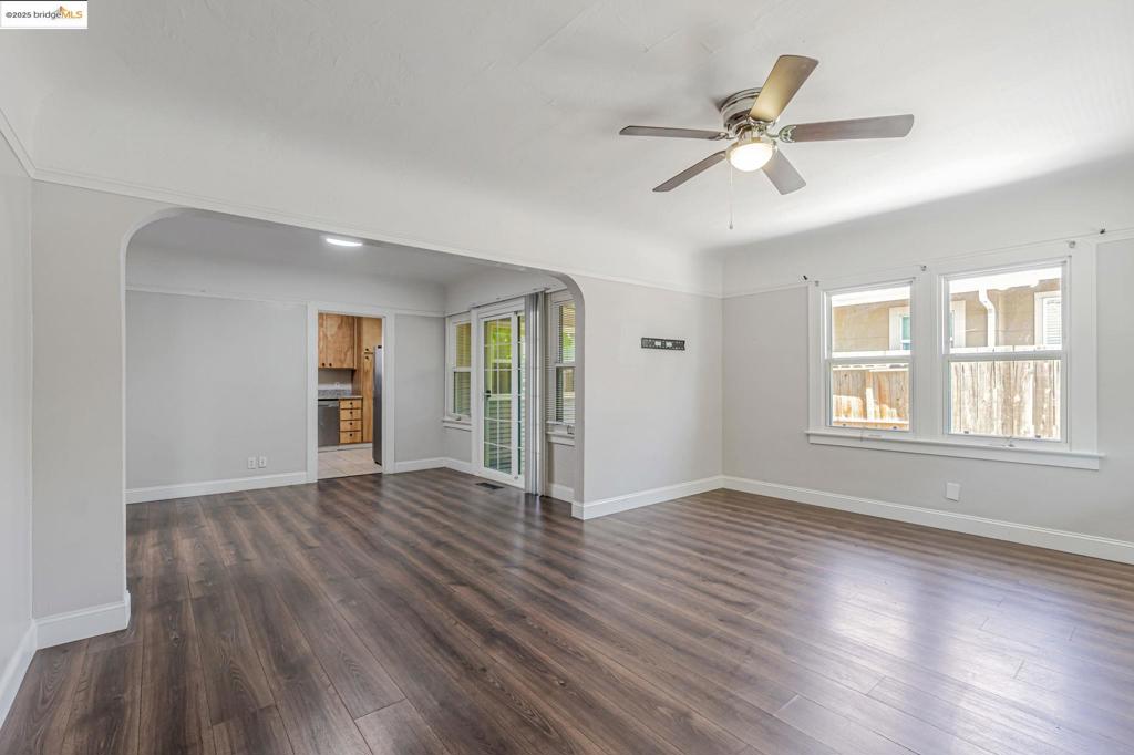 1112 W 6th St Property Photo 9