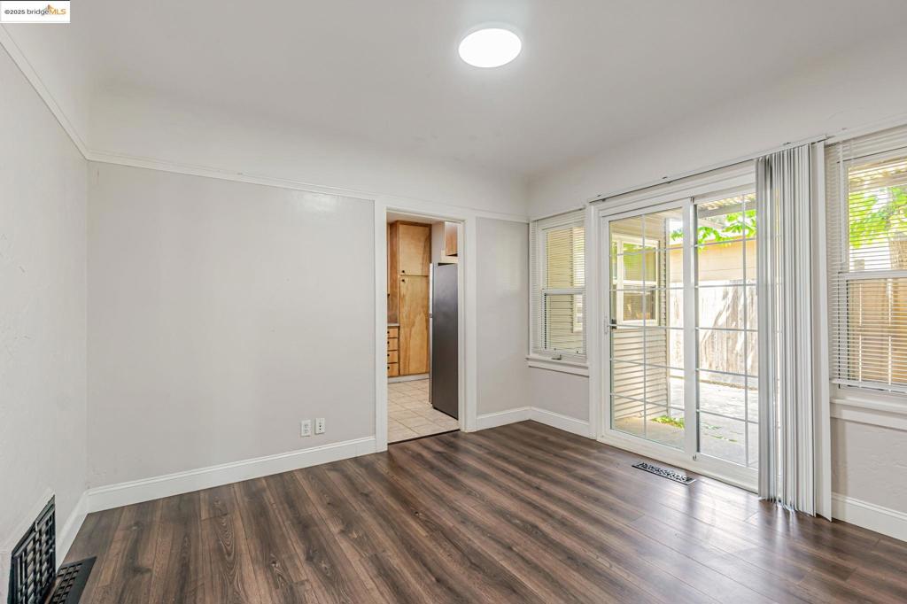 1112 W 6th St Property Photo 11