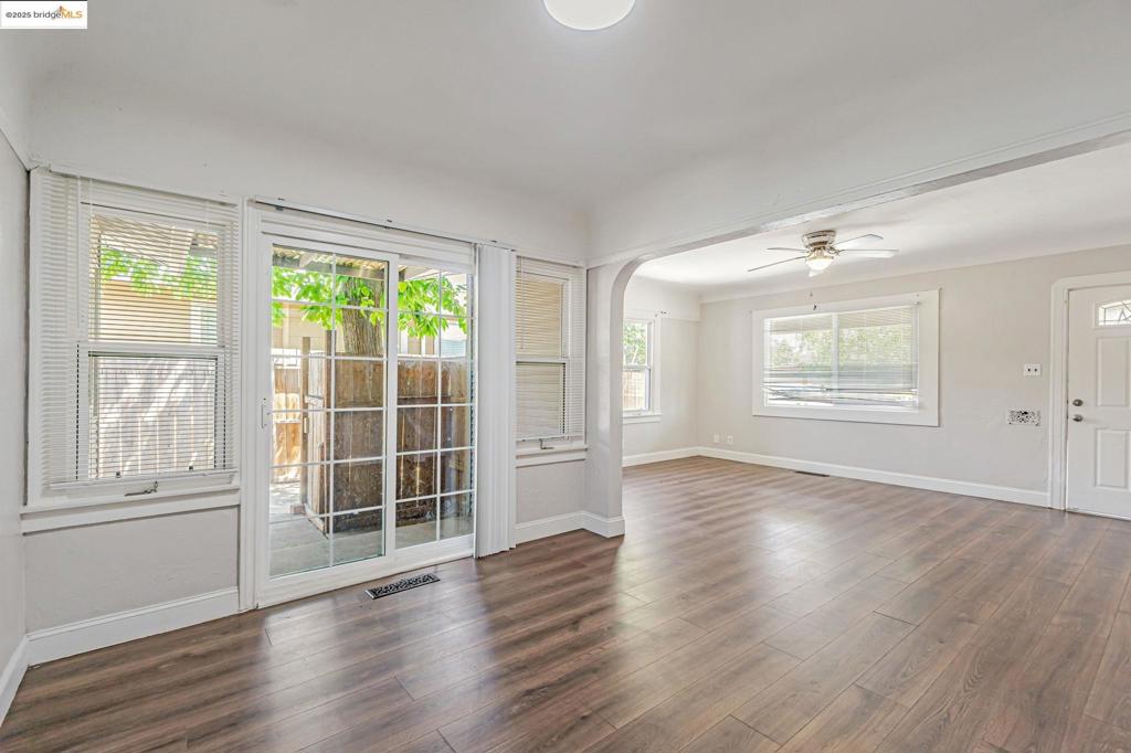 1112 W 6th St Property Photo 12