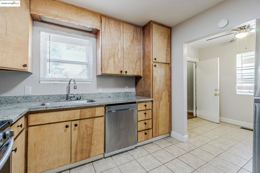 1112 W 6th St Property Photo 13