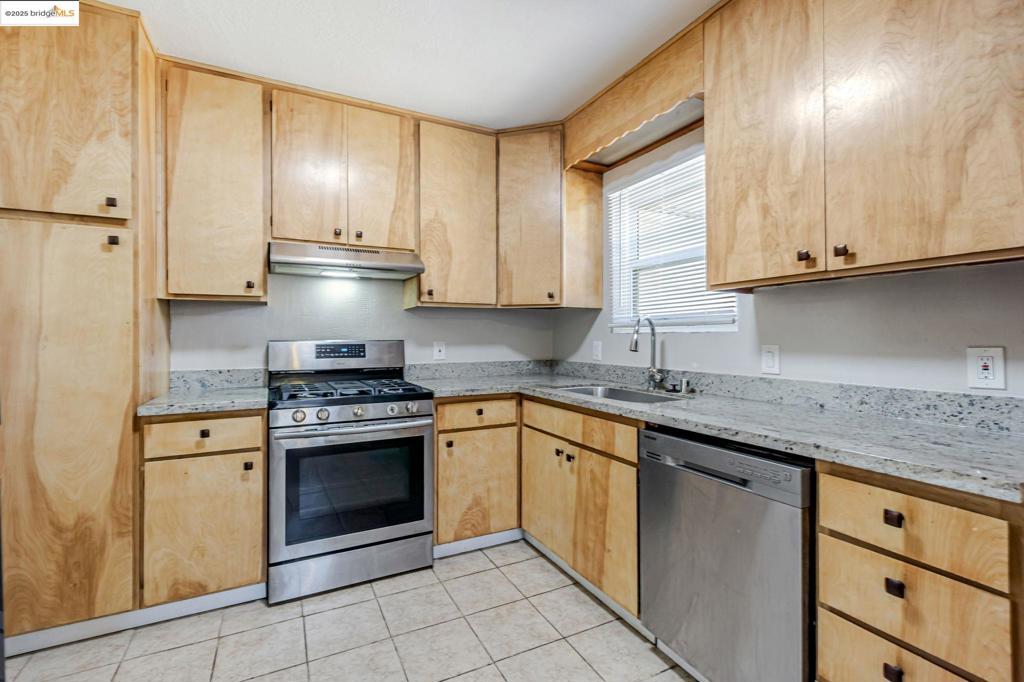 1112 W 6th St Property Photo 14