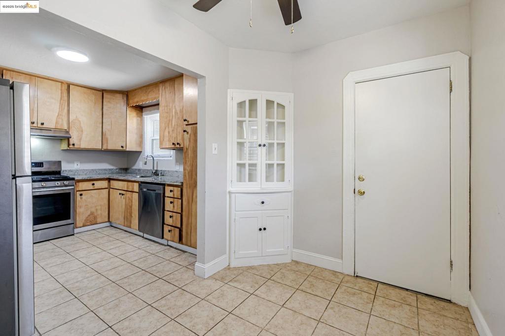 1112 W 6th St Property Photo 16