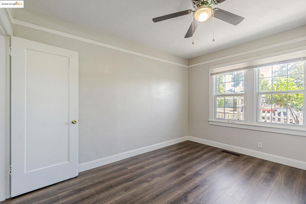 1112 W 6th St Property Photo 23