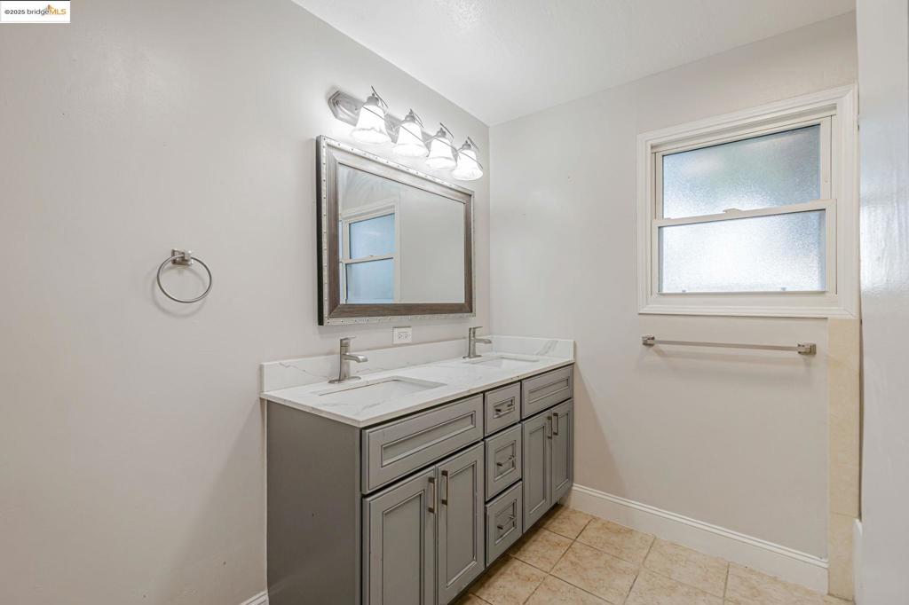 1112 W 6th St Property Photo 24