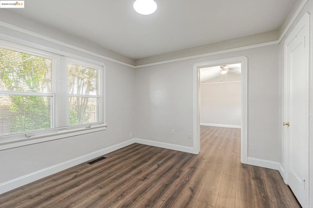 1112 W 6th St Property Photo 27