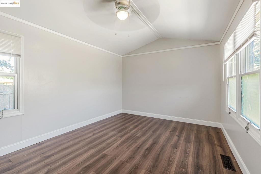 1112 W 6th St Property Photo 31