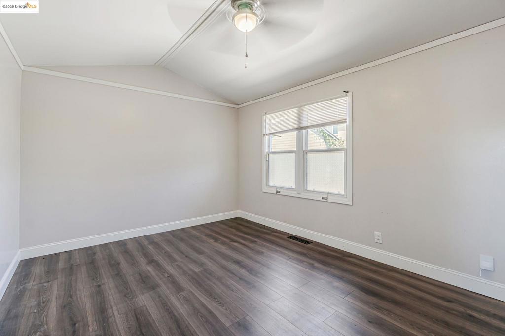 1112 W 6th St Property Photo 32