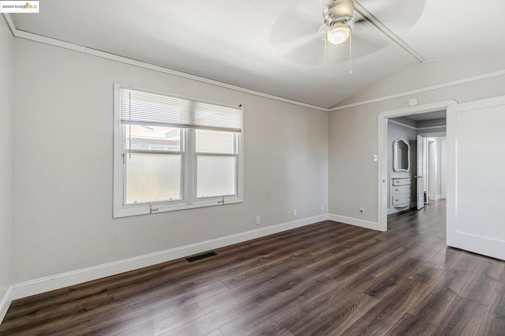 1112 W 6th St Property Photo 33