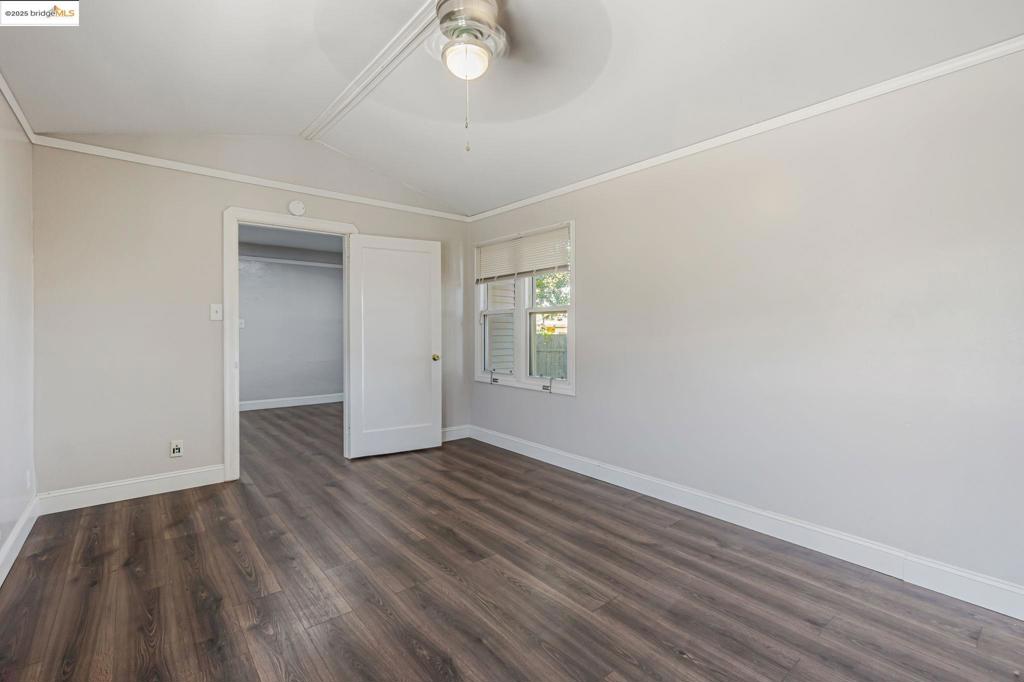 1112 W 6th St Property Photo 34