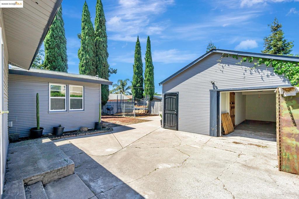 1112 W 6th St Property Photo 38