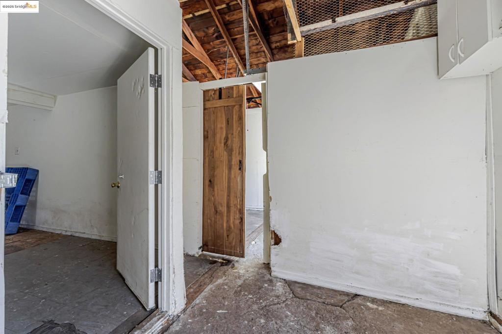 1112 W 6th St Property Photo 39