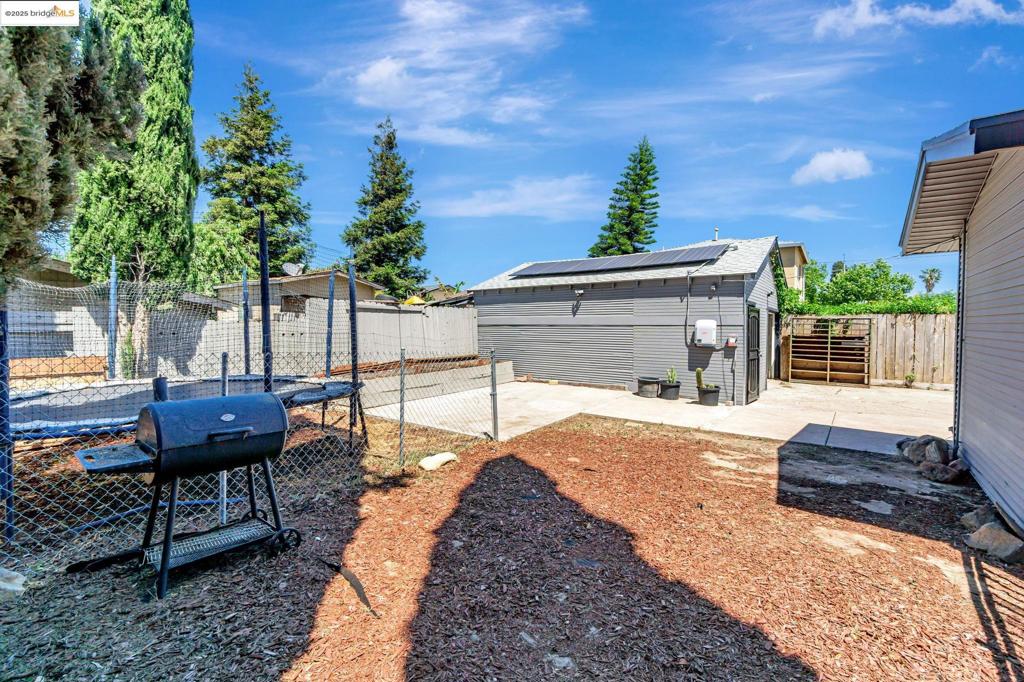 1112 W 6th St Property Photo 46