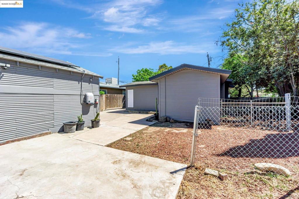 1112 W 6th St Property Photo 47