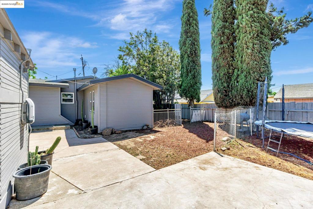 1112 W 6th St Property Photo 48