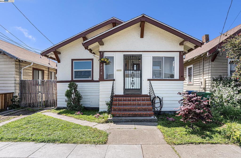 2210 Clement Ave Property Photo