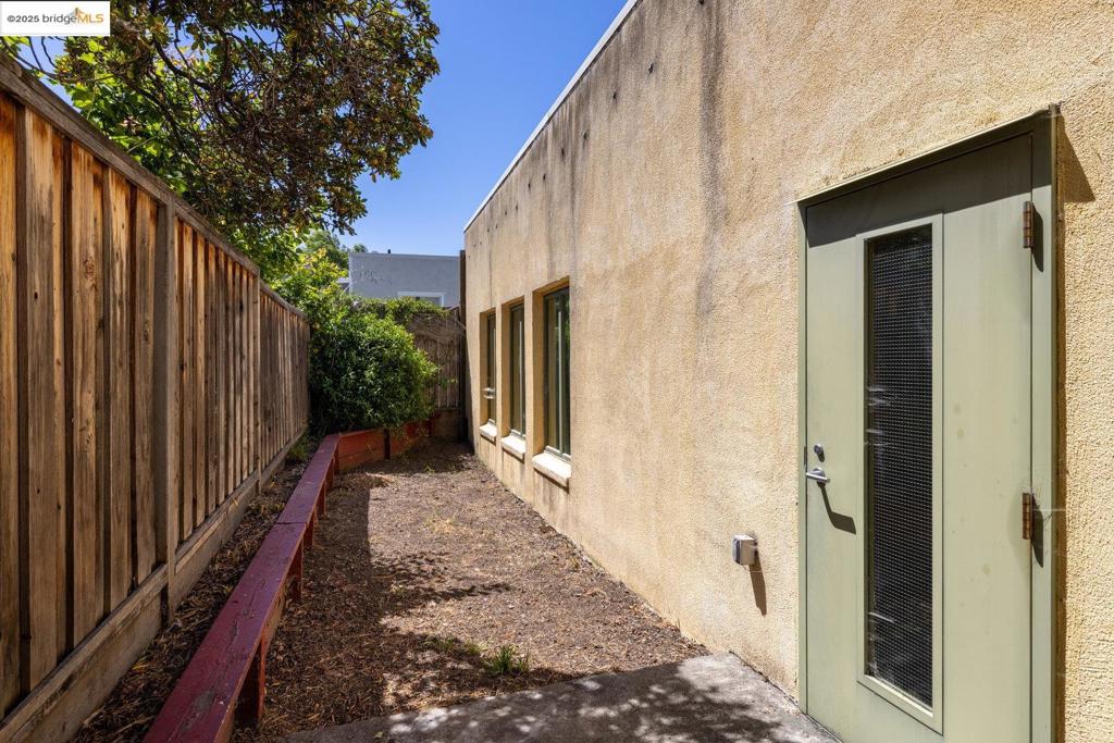 2903 Sacramento St Property Photo 8