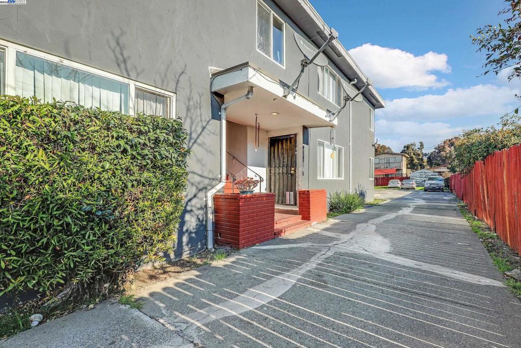 7448 Lockwood St Property Photo 3