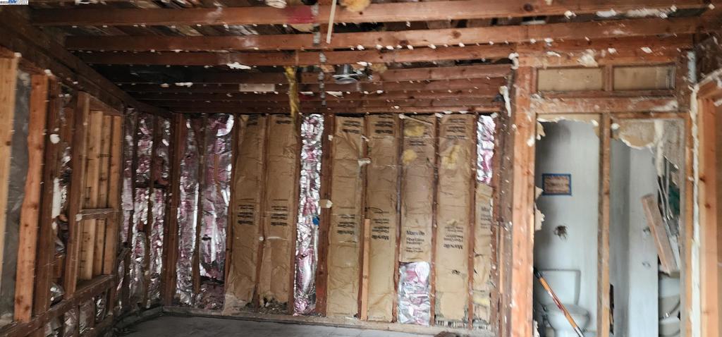 698 Hegenberger Rd Property Photo 7