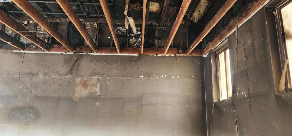 698 Hegenberger Rd Property Photo 9