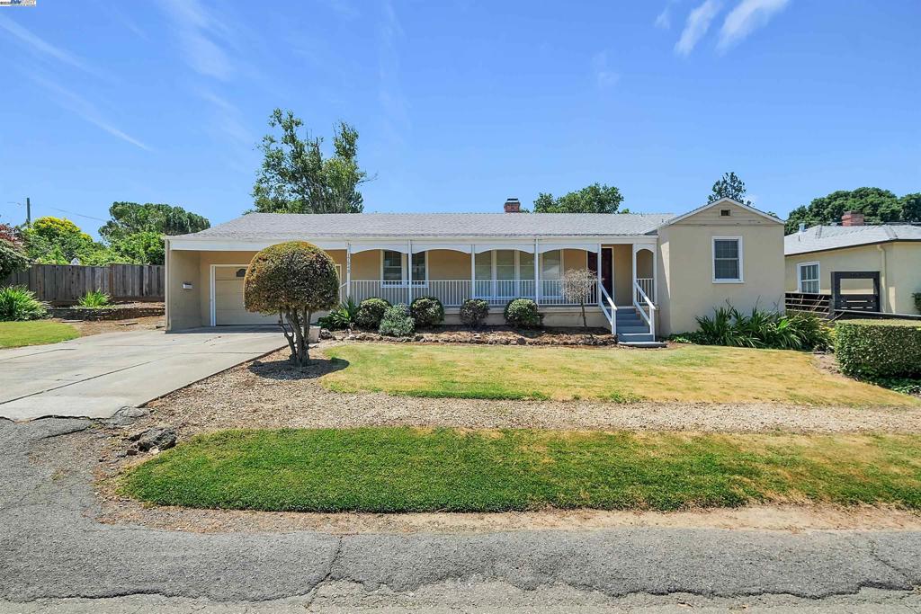 17543 Almond Rd Property Photo 1