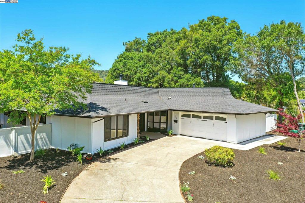 100 Country Club Dr Property Photo