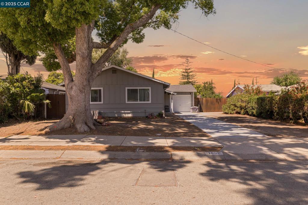 1652 Deems St Property Photo