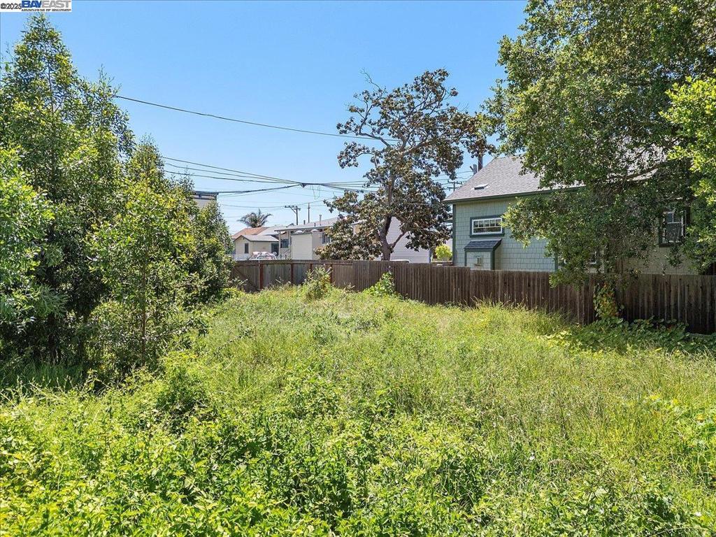 310 Spruce St Property Photo 4