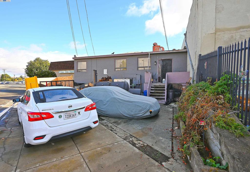 1526 Solano Ave Property Photo 19