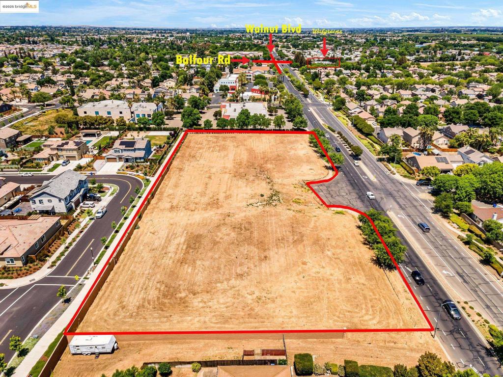 Walnut Blvd Property Photo 3