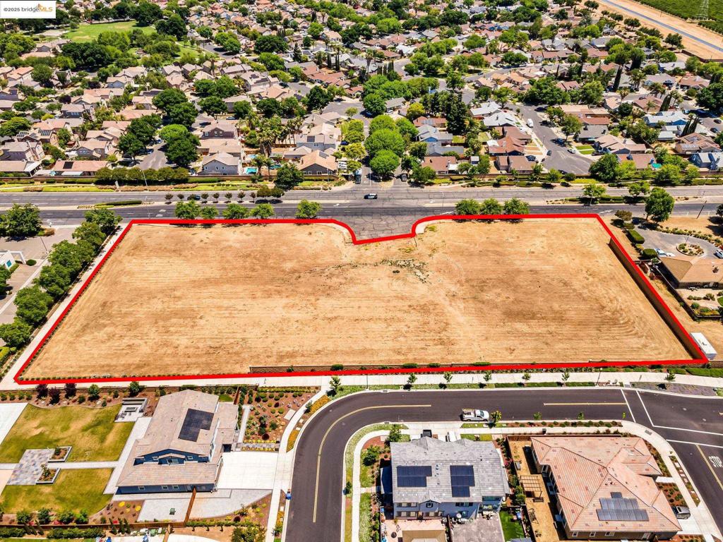 Walnut Blvd Property Photo 4