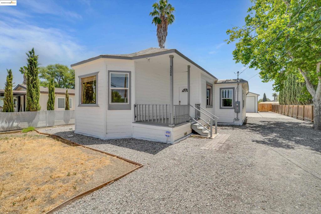 3208 Hosie Ave Property Photo 1