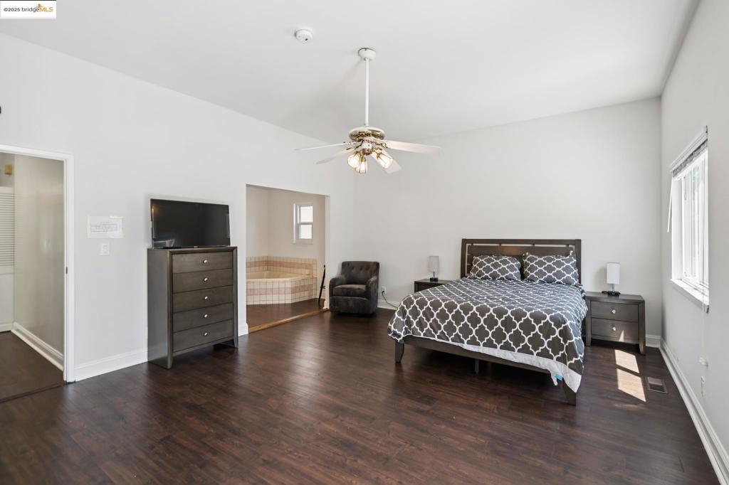 557 33rd St Property Photo 15