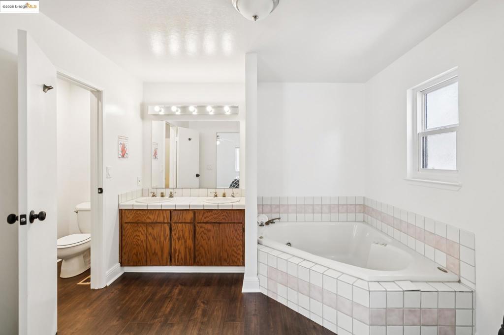 557 33rd St Property Photo 16