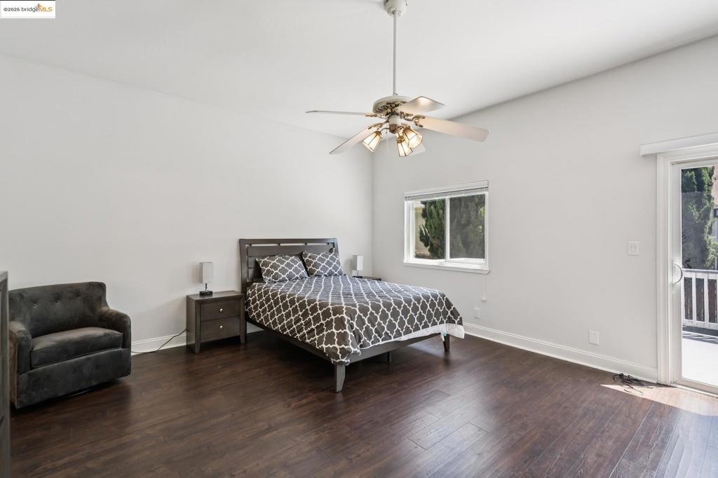 557 33rd St Property Photo 17