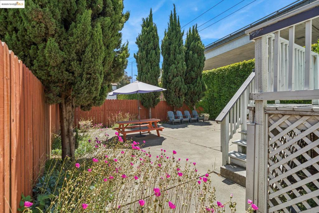 557 33rd St Property Photo 18