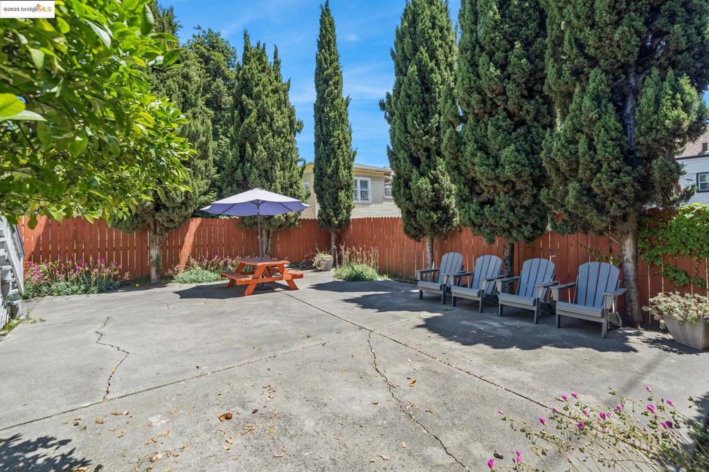 557 33rd St Property Photo 19