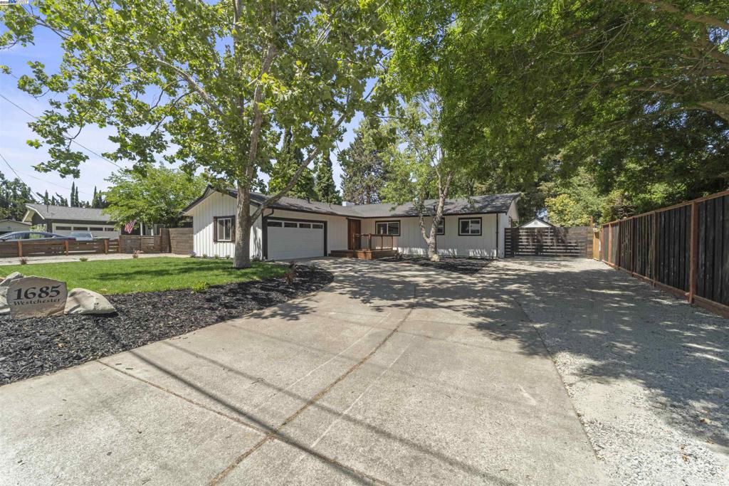 1685 Westchester Pl Property Photo 1