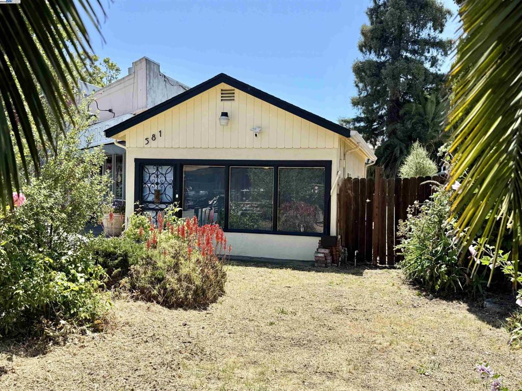 581 Victoria Ct Property Photo 5