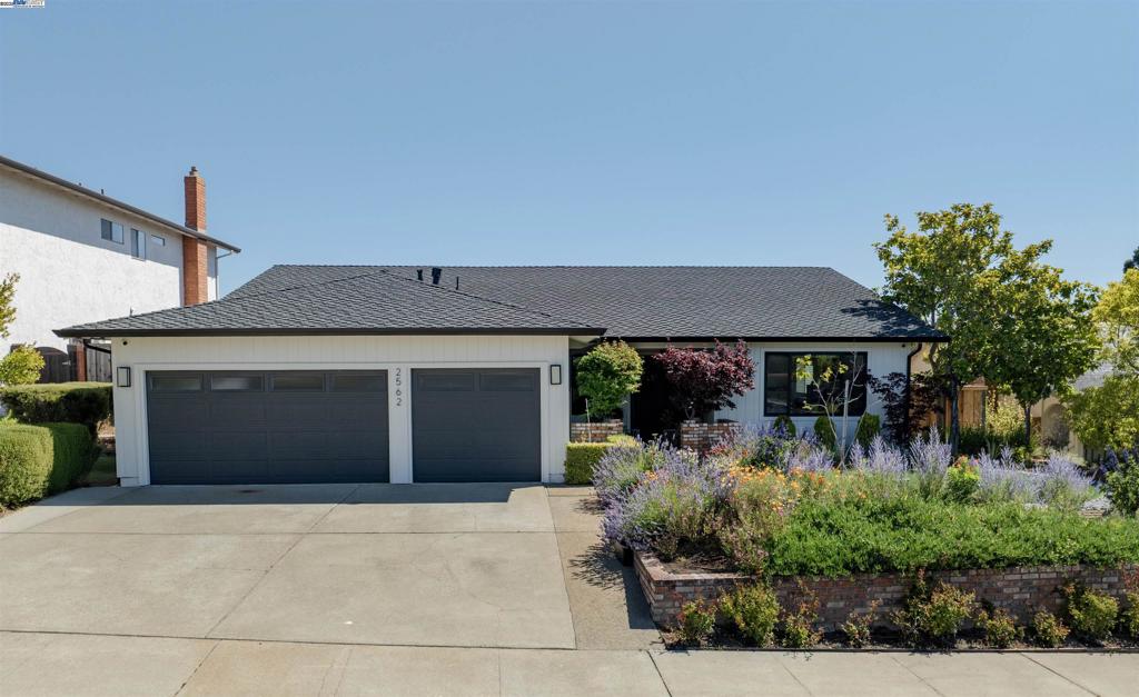 2562 Somerset Drive Property Photo 1