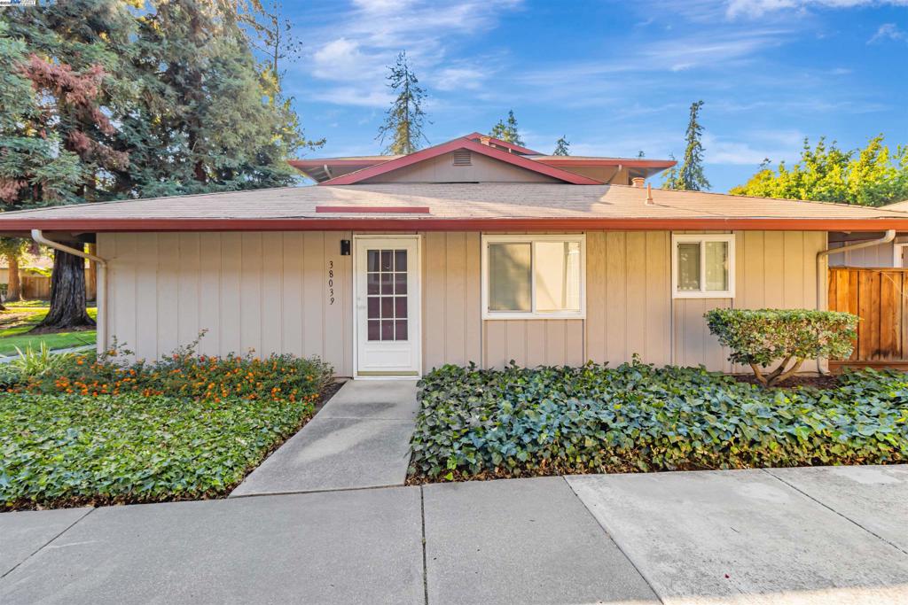 38039 Dundee Cmn Property Photo 1